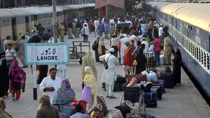 Feed 25+ Hungry People at Lahore Railway Station